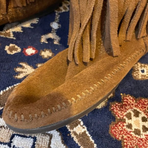 Minnetonka size 7 Three Tiered Fringe Boots - Picture 2 of 16